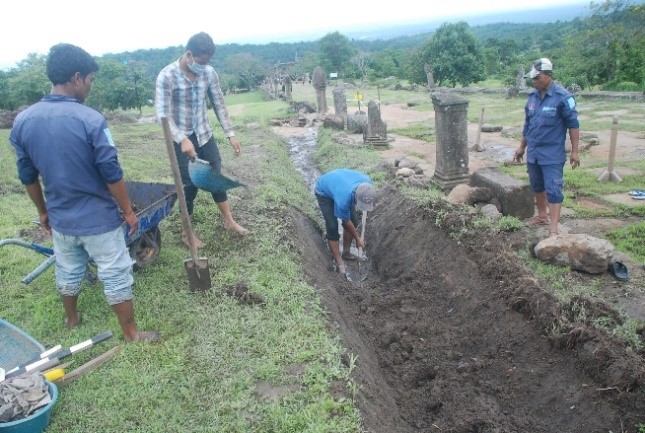 Archaeological excavations on the western drainage system at causeway between Gopura IV and V